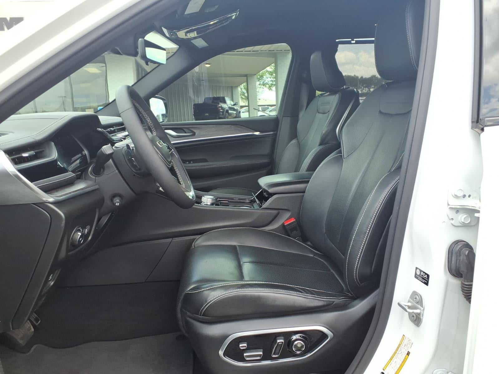 2023 Jeep Grand Cherokee Overland 4x2