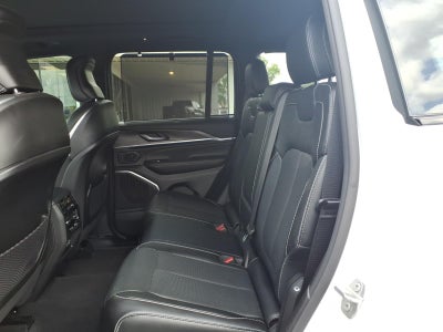 2023 Jeep Grand Cherokee Overland 4x2