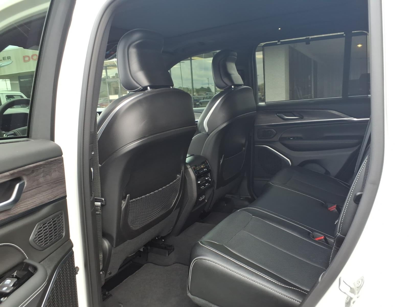 2023 Jeep Grand Cherokee Overland 4x2