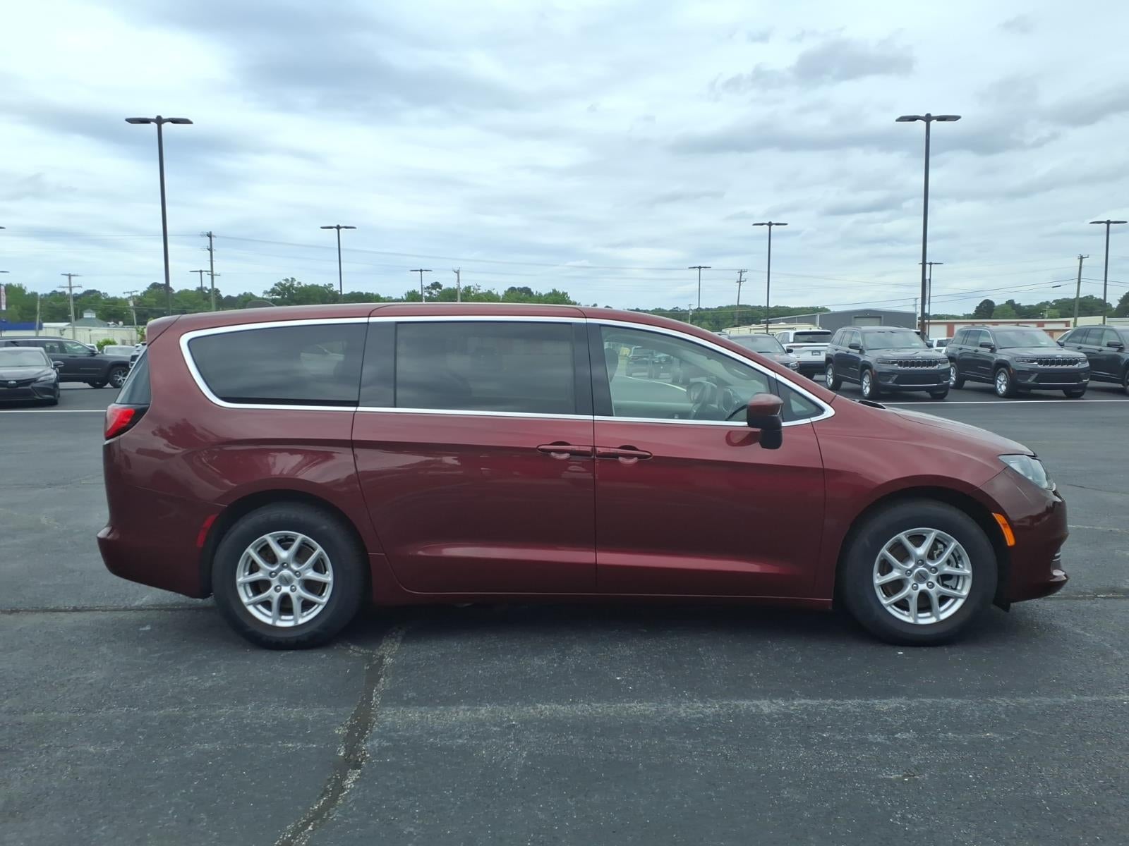 2023 Chrysler Voyager LX